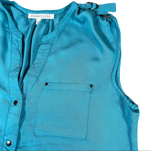 Daniel Rainn size small sleeveless light blue button up top, vneck, front pocket - Picture 4 of 9